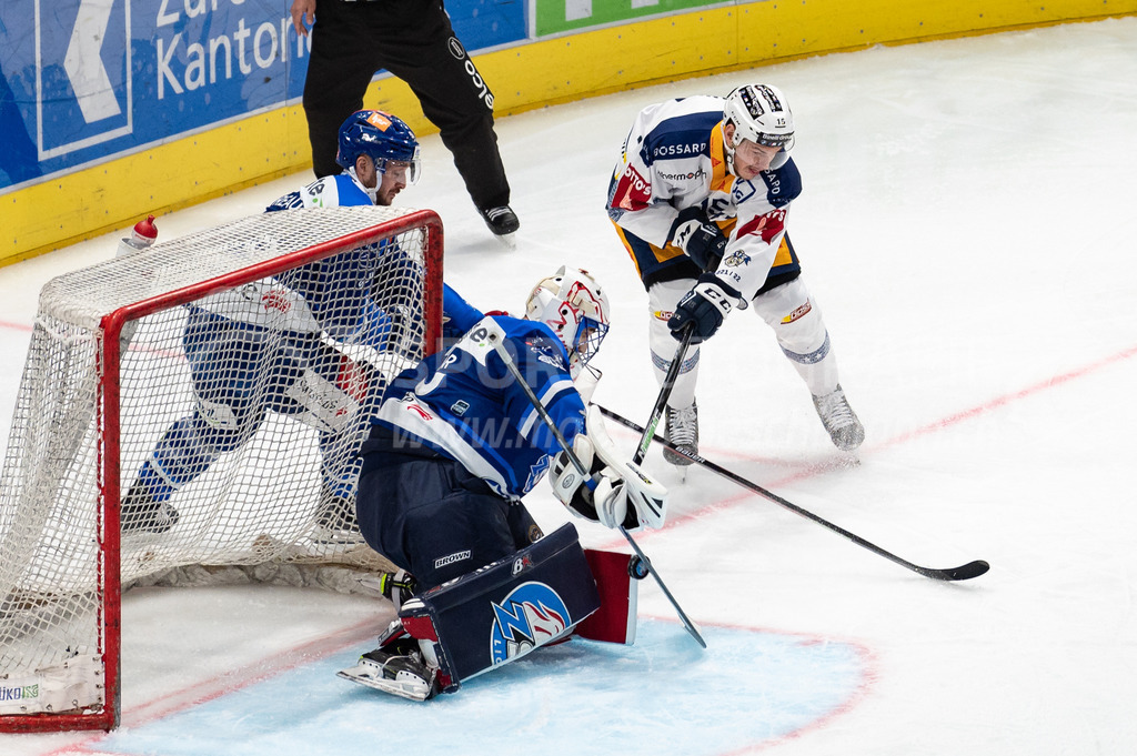 Swiss National League Final Game 2: ZSC Lions - EV Zug | 20.04.2022, Zürich, Hallenstadion, Swiss National League Final Game 2: ZSC Lions - EV Zug, #15 Gregory Hofmann (Zug) scheitert an #43 Torhüter Jakub Kovar (ZSC). - Realisiert mit Pictrs.com