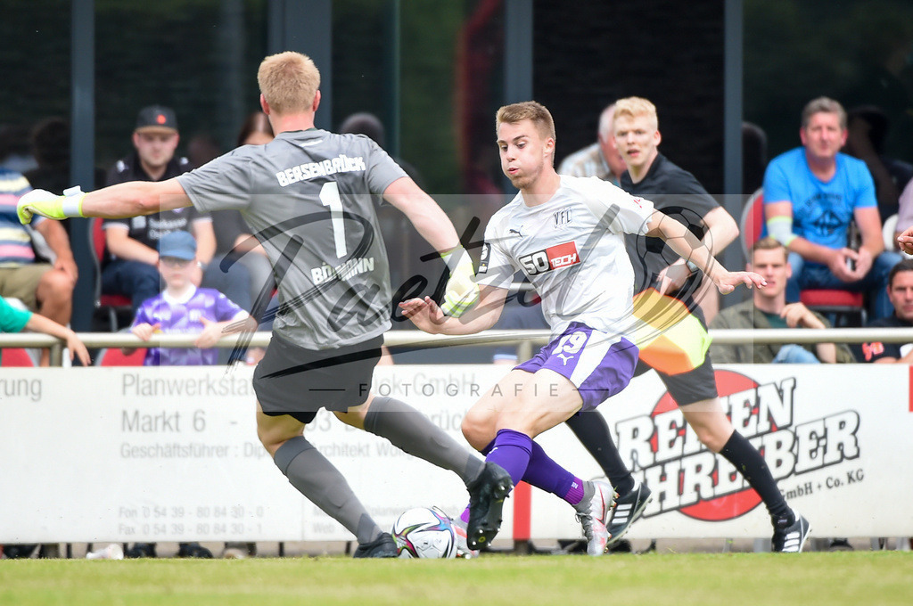 BSBOSN_20210626_0089 | Fussball, Herren: Torwart Nils Boehmann (TuS Bersenbrueck) und Davide Itter (VfL Osnabrueck) im Zweikampf beim Testspiel zwischen TuS Bersenbrueck und VfL Osnabrueck im Hasestadion am 26.06.2021 in Bersenbrueck, Deutschland. - Realisiert mit Pictrs.com