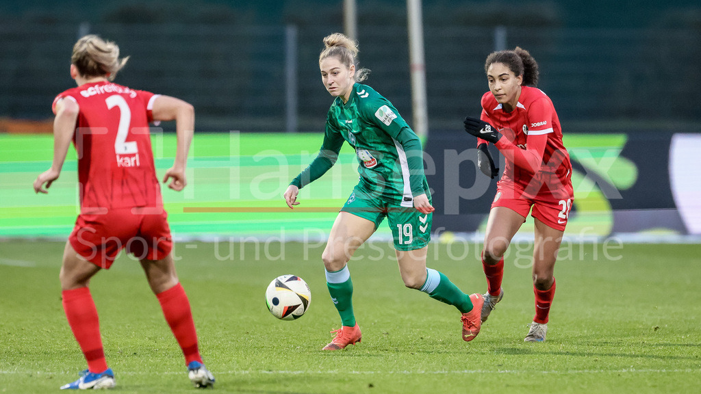 Fussball, Google Pixel Frauen-Bundesliga, SV Werder Bremen - SC Freiburg | v.li.: Saskia Matheis (SV Werder Bremen, 19) und Cora Zicai (SC Freiburg, 28) im Zweikampf, Duell, Dynamik, Aktion, Action, Spielszene, DIE DFB-RICHTLINIEN UNTERSAGEN JEGLICHE NUTZUNG VON FOTOS ALS SEQUENZBILDER UND/ODER VIDEOÄHNLICHE FOTOSTRECKEN. DFB REGULATIONS PROHIBIT ANY USE OF PHOTOGRAPHS AS IMAGE SEQUENCES AND/OR QUASI-VIDEO.