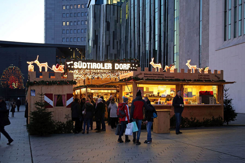 Leipziger Weihnachtsmarkt | Das Team hinter BILDLEXIKON LEIPZIG bündelt historische wie aktuelle Informationen über die Stadt Leipzig in Text und Bild auf einer Plattform und stellt diese der interessierten Öffentlichkeit zur Verfügung.