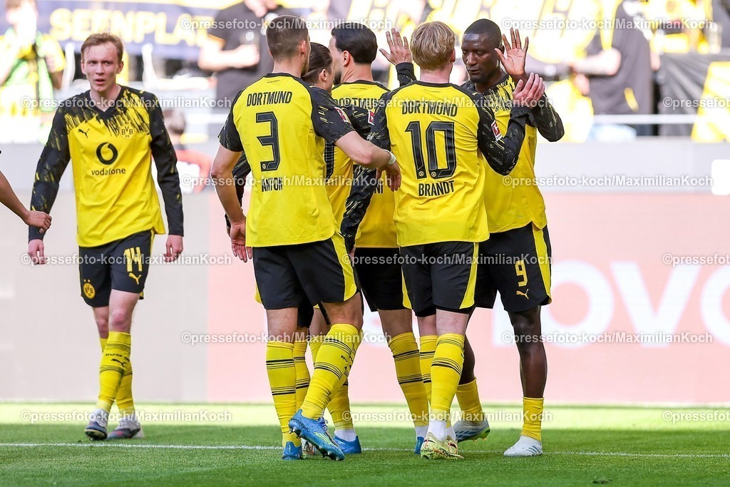 BVB26042601021 | 26.04.2026, Fußball, Borussia Dortmund - SC Freiburg, 1. Fußball Bundesliga, 31. Spieltag, Signal Iduna Park, Saison 2025 2026: Torjubel nach dem Tor zum 2:0 durch Torschütze Serhou Guirassy&nbsp;(BVB #09)  zusammen mit Julian Brandt&nbsp;(BVB #10) Ramy Bensebaini&nbsp;(BVB #05) Waldemar Anton&nbsp;(BVB #03)   DFB regulations prohibit any use of photographs as image sequences and or quasi-video.