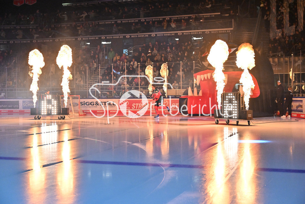 Augsburger Panther - Löwen Frankfurt | Der Einlauf der Augsburger Panther beim Heimspiel gegen Frankfurt / DEL: Augsburger Panther - Löwen Frankfurt, Curt Frenzel Stadiom am 11.10.2024