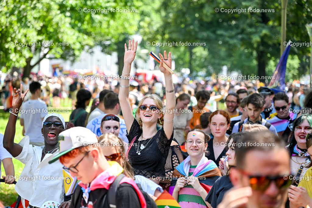 Linzpride 2024_ 06.07.2024-103 | 06.07.2024, Linz, AUT, Linzpride 2024, im Bild Teilnehmer an der Linz Pride 2024