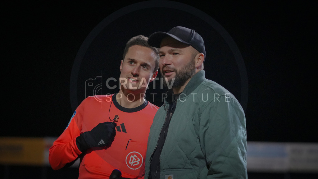 Fußball, Herren, Saison 2025/2026, Regionalliga Nordost, 20. Spieltag, FSV 63 Luckenwalde vs. 1.FC Magdeburg II, Mittwoch 04.03.2026, Werner-Seelenbinder-Stadion Luckenwalde, | Fußball, Herren, Saison 2025/2026, Regionalliga Nordost, 20. Spieltag, FSV 63 Luckenwalde vs. 1.FC Magdeburg II, Mittwoch 04.03.2026, Werner-Seelenbinder-Stadion Luckenwalde, Im Bild: Michael Braune (r. Trainer Luckenwalde) im Gespräch mit Schiedsrichter Assistent Daniel Bartnitzki (l.) - Realisiert mit Pictrs.com