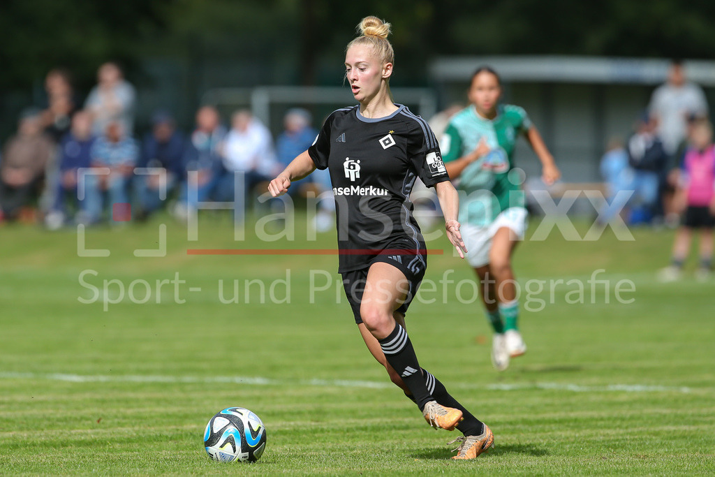 Fussball, Testspiel Frauen, Hamburger SV - SV Werder Bremen | v.li.: Sophie Profe (Hamburger SV, 14) am Ball, Einzelbild, Ganzkörper, Aktion, Action, Spielszene