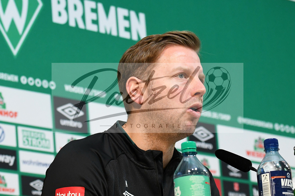 20200303_PKWBRE_0011 | Fussball, Herren: Trainer Florian Kohfeldt (SV Werder Bremen) schaut waehrend der Pressekonferenz des SV Werder Bremen im Presseraum des wohninvest Weserstadion am 03.03.2020 in Bremen, Deutschland. - Realisiert mit Pictrs.com