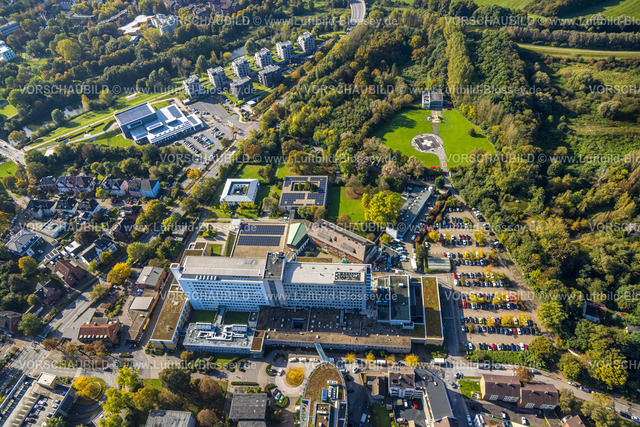 Luenen241012159 | Luftbild, St. Marien Hospital mit Hubschrauberlandeplatz, oben Fluss Lippe und Lippewohnpark Wohnanlage Wohnsiedlung mit Lippe Bad Hallenbad Konrad-Adenauer-Straße, Lünen, Ruhrgebiet, Nordrhein-Westfalen, Deutschland
