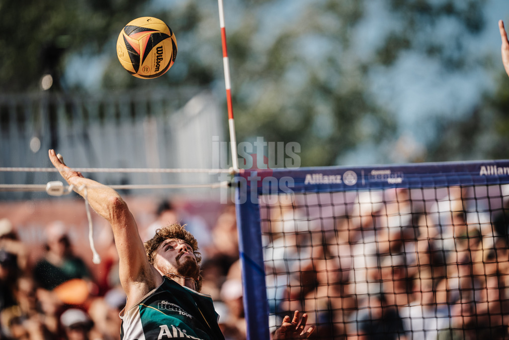 Beachvolleyball | Männer | Allianz German Beach Tour 2025 | Tourstop Berlin | 16.08.2025 | Luis Henrichs beim Angriff