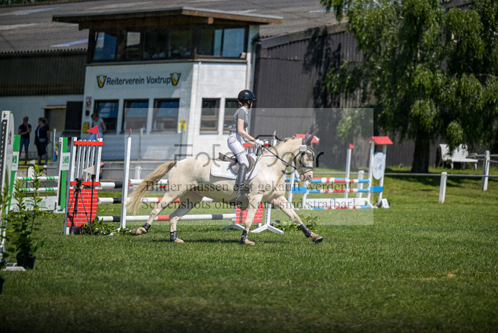 Reitturnier Voxtrup | Entdecke hochwertige Reitturnierfotos von Foto Oger. Professionell, emotional und authentisch – jetzt Lieblingsmomente im Shop bestellen. - Realisiert mit Pictrs.com
