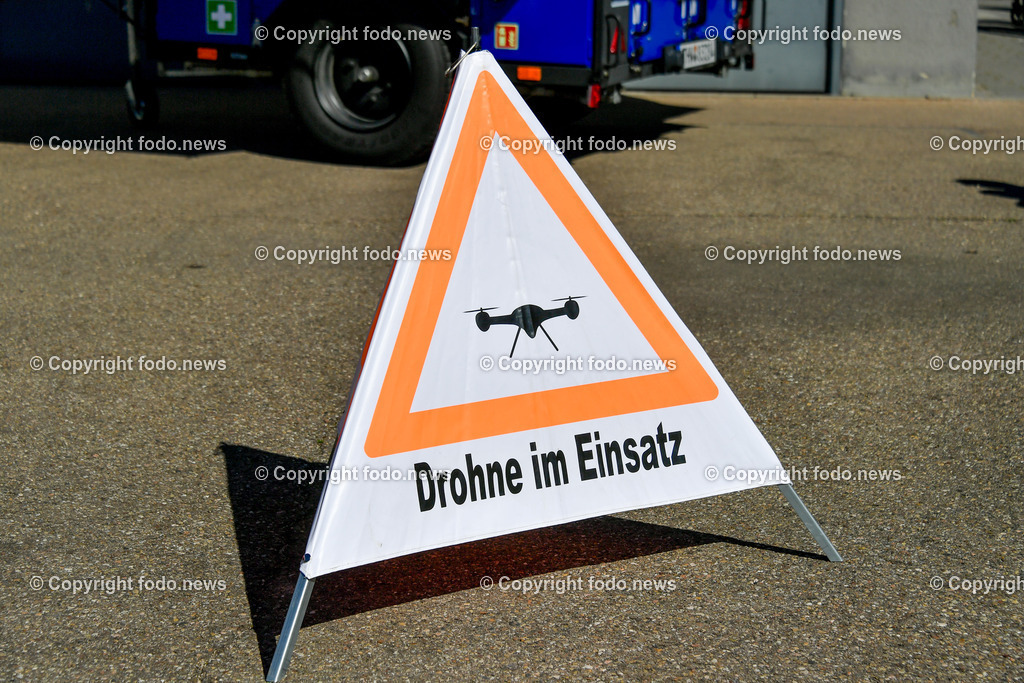 Deutschland_ Baden-Wuerttemberg_ Stuttgart_ 08.04.2025-7 | 08.04.2025, Deutschland, GER, Baden-Wuerttemberg, Stuttgart, im Bild Themenbild, DRK, Deutsches rotes Kreuz, Fernerkundung, Drohne, fliegen, Suche, Erkundung, Schild, Warnung, Feature, Symbolbild