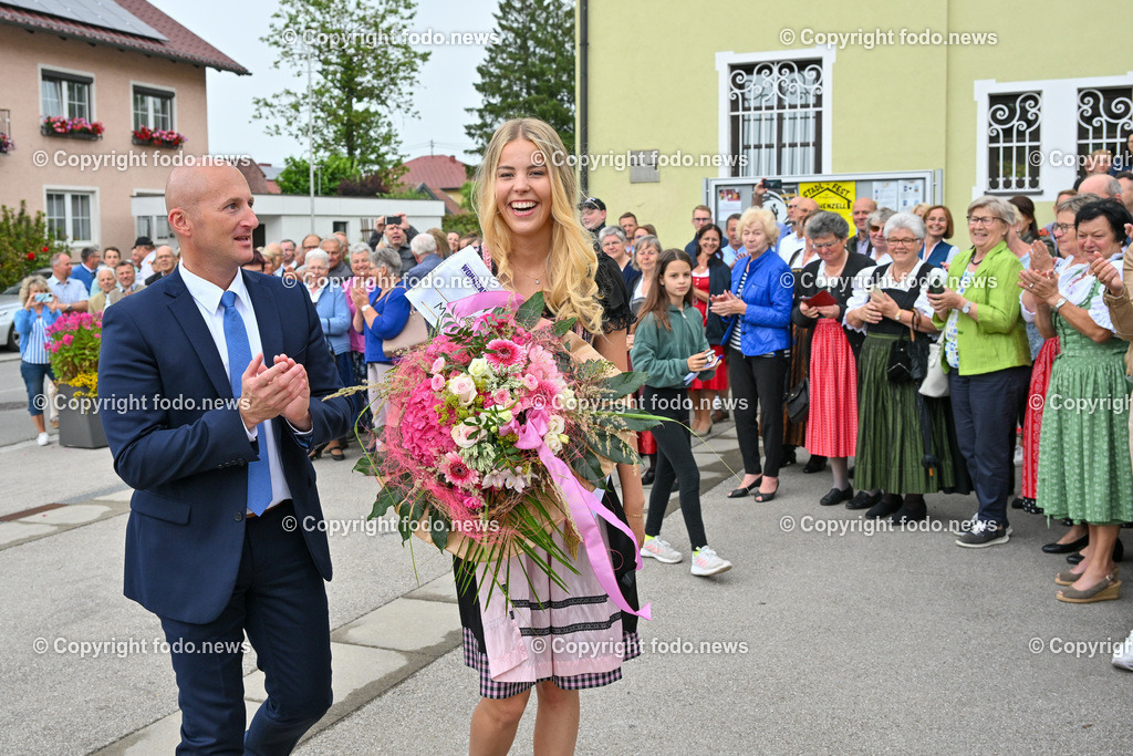 Hohenzell_ Empfang Miss Austria 2023_ Valentina Bleckenwegner_ 02.07.2023-14 | 02.07.2023, Hohenzell, AUT, Empfang Miss Austria 2023, Valentina Bleckenwegner, im Bild Valentina wird von Bgm. Thomas Priewasser empfangen und begruesst