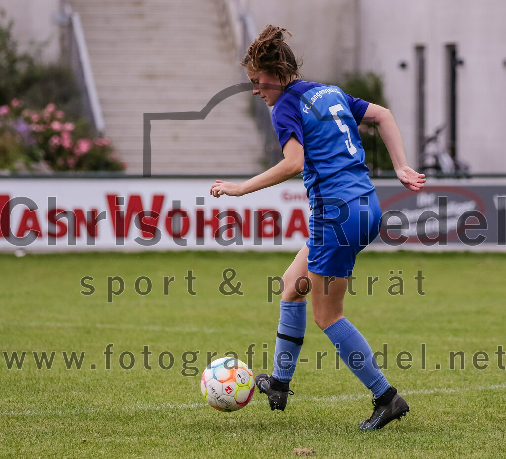 2023-10-07_090_FC_Langengeisling_gegen_MTV_Diessen_Ammersee | Erding, Deutschland, 07.10.2023:
Fußball, Bezirksoberliga 2023 / 2024, 6. Spieltag, FC Langengeisling gegen MTV Diessen/Ammersee, Endergebnis: 0:3

Mathea Rügemer (FC Langengeisling, #5)

Foto: Christian Riedel / fotografie-riedel.net