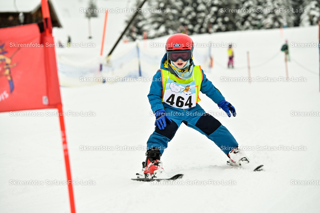 SRF_20.02.2026_0298 | Skirennfotos,Serfaus,Fiss,Ladis,Kinderskirennen,Winter,Tirol,Oberland,skirace,SFL,feelfree,weil wir's genießen,ski,Ski,skifahren,Sonnenplateau, - Realisiert mit Pictrs.com