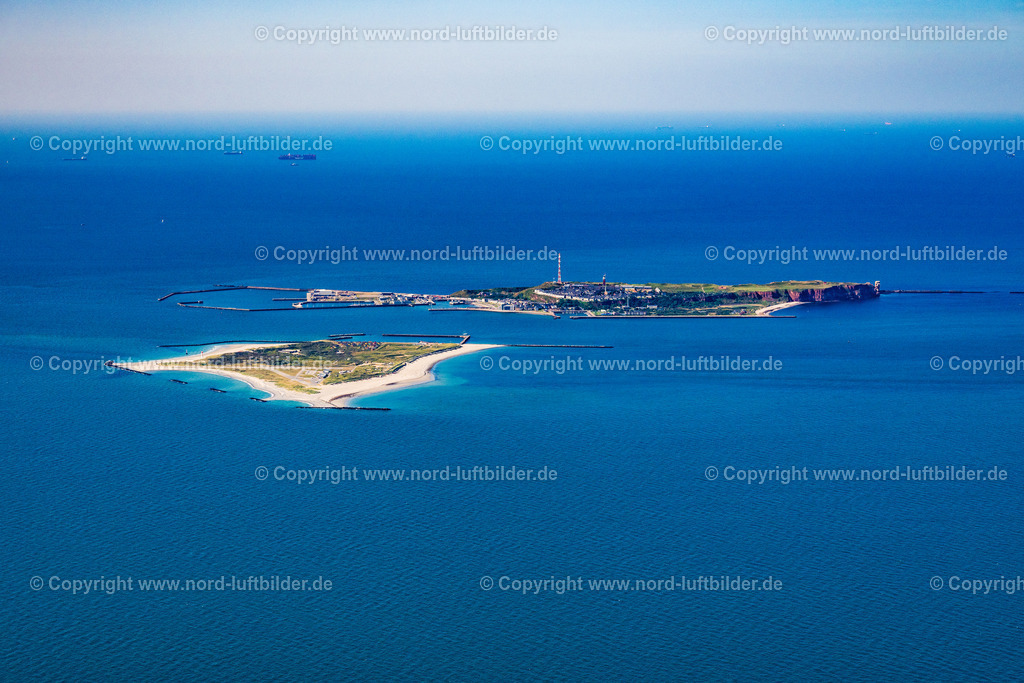Helgoland_Düne_ELS_7651280824 | HELGOLAND 28.08.2024 Küstenbereich der Insel Düne mit Flugplatz in Helgoland im Bundesland Schleswig-Holstein, Deutschland. Weiterführende Informationen bei: Helgoland Tourismus-Service,  NABU - Naturschutzbund Deutschland e.V.. // Coastal area of the duen- Island including airfield in Helgoland in the state Schleswig-Holstein, Germany. Further information at: Helgoland Tourismus-Service,  NABU - Naturschutzbund Deutschland e.V.. Foto: Martin Elsen