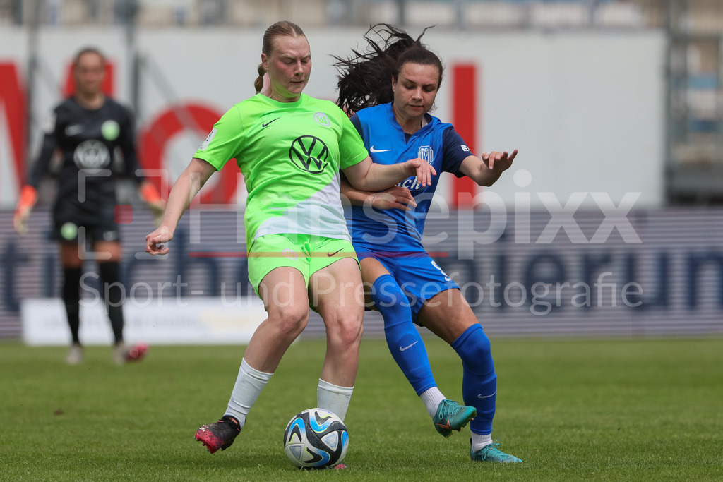 Fussball, 2. Frauen-Bundesliga, SV Meppen - VfL Wolfsburg II | v.li.: Antonia Haase (VfL Wolfsburg II, 3) und Kornelia Grosicka (SV Meppen, 9) im Zweikampf, Duell, Dynamik, Aktion, Action, Spielszene, DIE DFB-RICHTLINIEN UNTERSAGEN JEGLICHE NUTZUNG VON FOTOS ALS SEQUENZBILDER UND/ODER VIDEOÄHNLICHE FOTOSTRECKEN. DFB REGULATIONS PROHIBIT ANY USE OF PHOTOGRAPHS AS IMAGE SEQUENCES AND/OR QUASI-VIDEO.