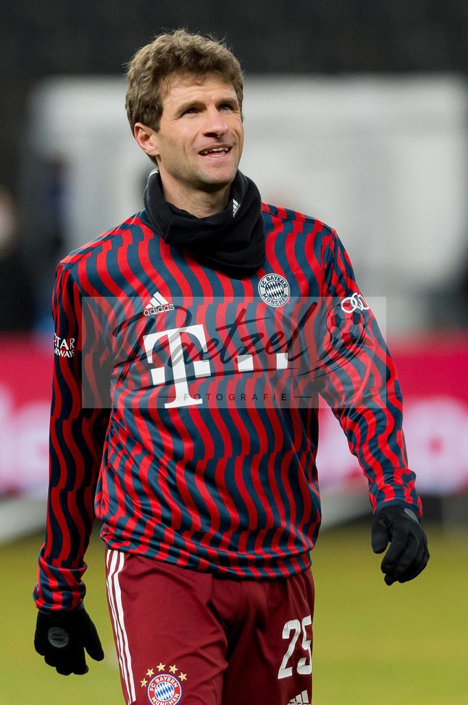BSCFCB20220123_206 | Fussball, Herren: Thomas Mueller (FC Bayern Muenchen) schaut bei dem Spiel der 1. Bundesliga zwischen Hertha BSC und FC Bayern Muenchen im Olypiastadion am 23.01.2022 in Berlin, Deutschland.DFB / DFL REGULATIONS PROHIBIT ANY USE OF PHOTOGRAPHS AS IMAGE SEQUENCES AND/OR QUASI-VIDEO. - Realisiert mit Pictrs.com
