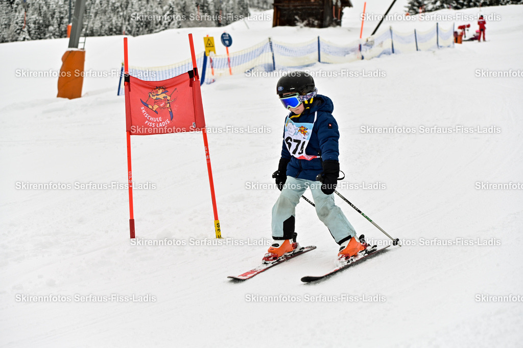SRF_20.02.2026_0761 | Skirennfotos,Serfaus,Fiss,Ladis,Kinderskirennen,Winter,Tirol,Oberland,skirace,SFL,feelfree,weil wir's genießen,ski,Ski,skifahren,Sonnenplateau, - Realisiert mit Pictrs.com