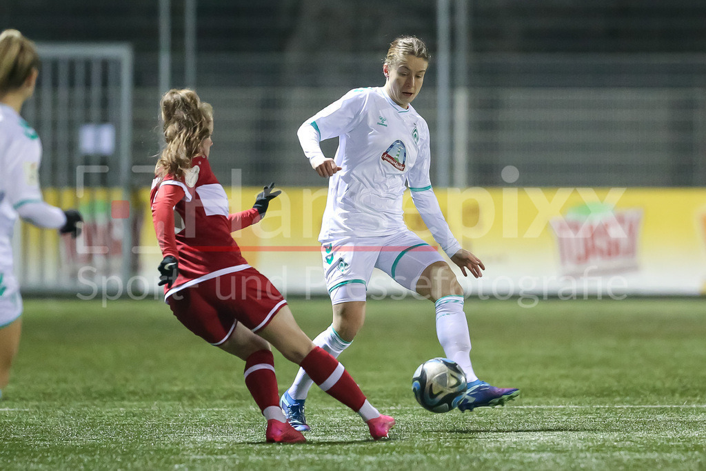 Fussball, Testspiel Frauen, FSV Gütersloh 2009 - SV Werder Bremen | v.li.: Jacqueline Baumgärtel (FSV Gütersloh 2009, 11) und Michelle Ulbrich (SV Werder Bremen, 5) im Zweikampf, Duell, Dynamik, Aktion, Action, Spielszene