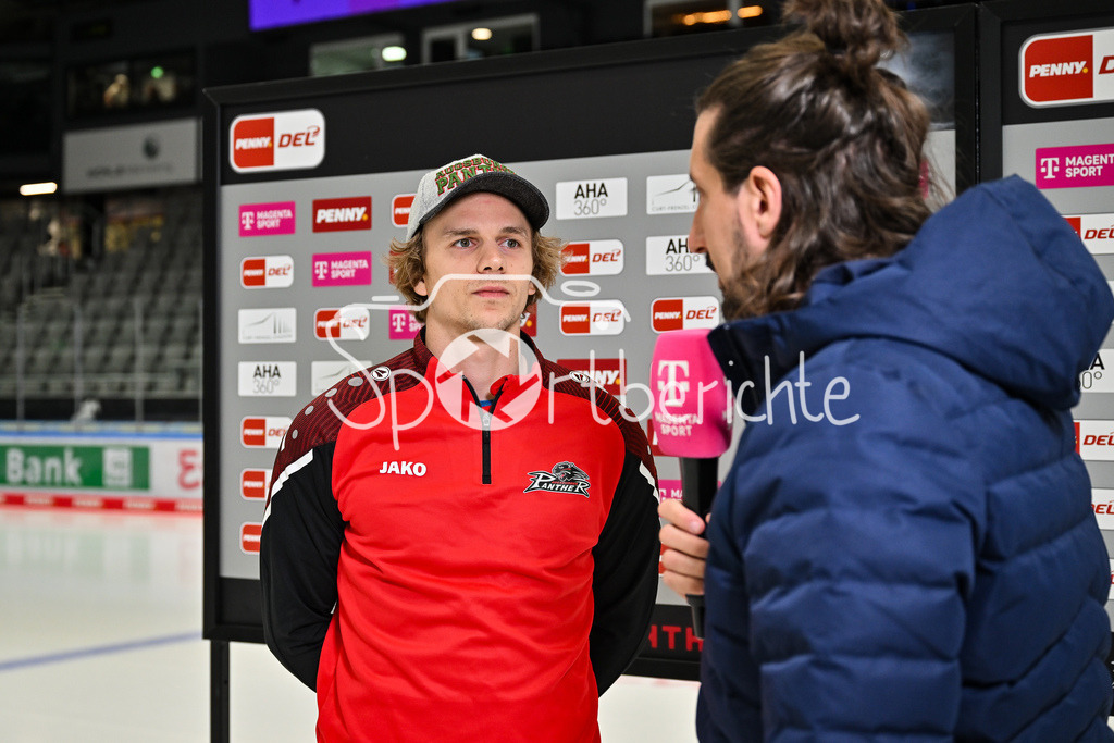 Augsburger Panther - Iserlohn Roosters | Beim Interview mit MagentaSport Tim WOHLGEMUTH (Augsburger Panther 33) / Einzelfoto / Freisteller / Penny DEL: Augsburger Panther - Iserlohn Roosters; Curt Frenzel Stadion am 21.09.2025