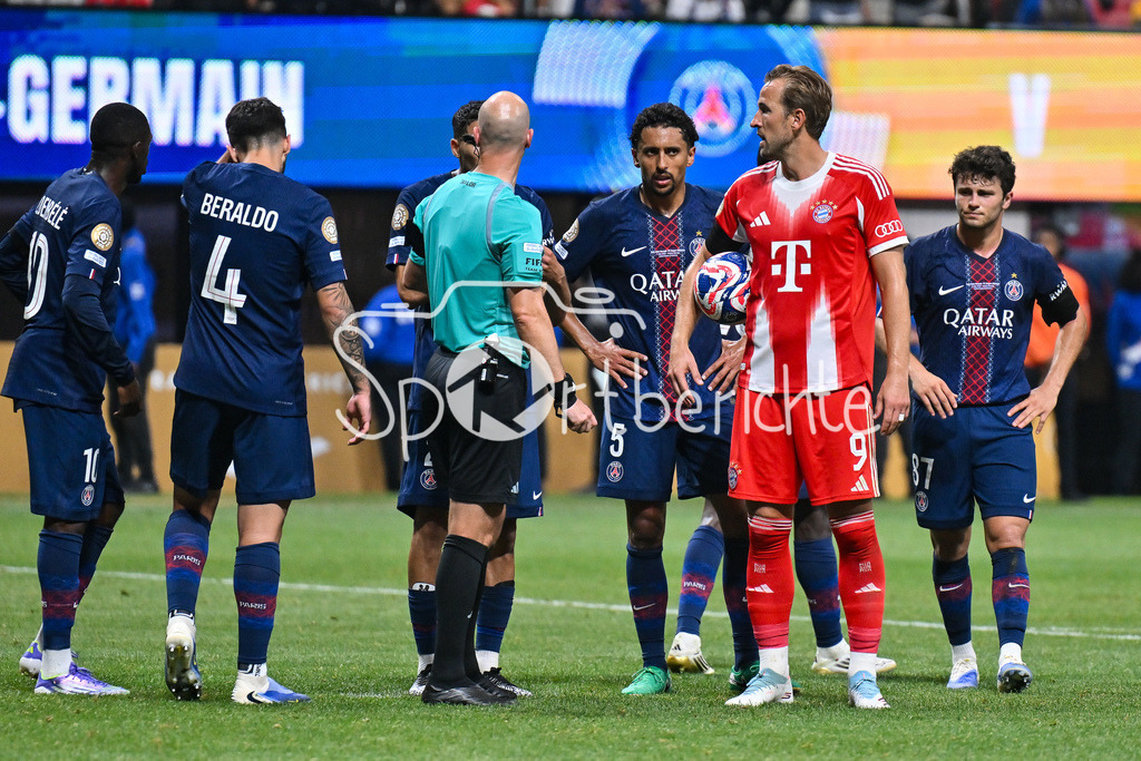 Paris Saint Germain - FC Bayern München | viel Diskussionen zum Ende des Spieles - hier reklamiert Harry KANE (FC Bayern Muenchen 9) / FIFA Club World Cup: Paris Saint Germain - FC Bayern Muenchen, Mercedes Benz Stadium am 05.07.2025 / NOT FOR SALE IN USA