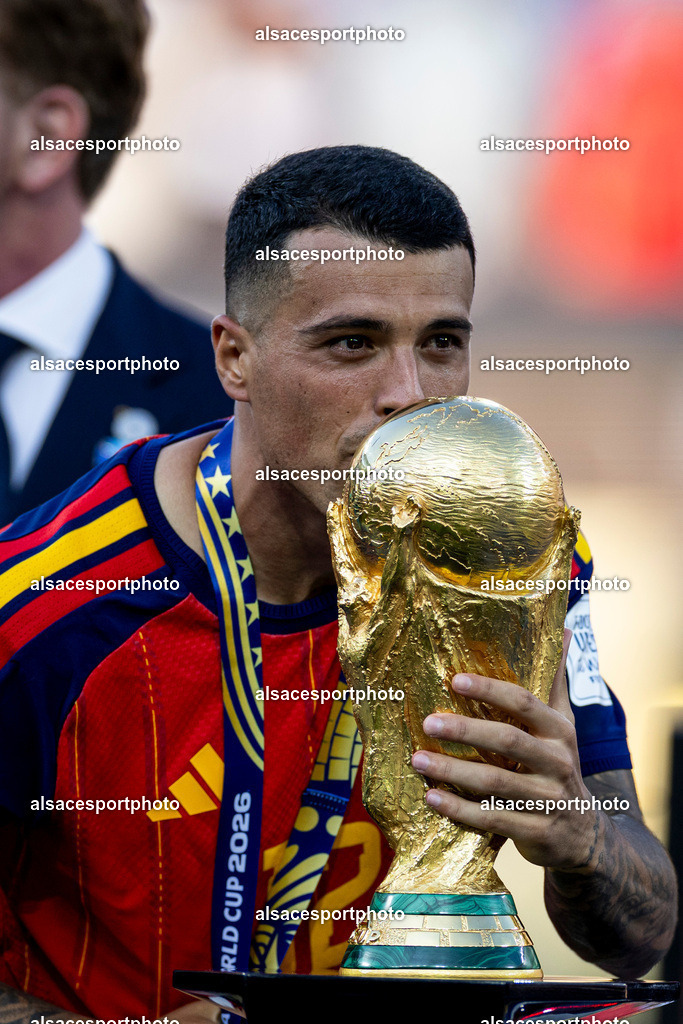 FOOTBALL : Argentine vs Espagne – Finale de la Coupe du Monde FIFA 2026. New York New Jersey Stadium, East Rutherford, New Jersey, États-Unis. 19/07/2026. | Pedro Porro #12 (Spain) avec le trophée de la Coupe du Monde de la FIFA 2026.