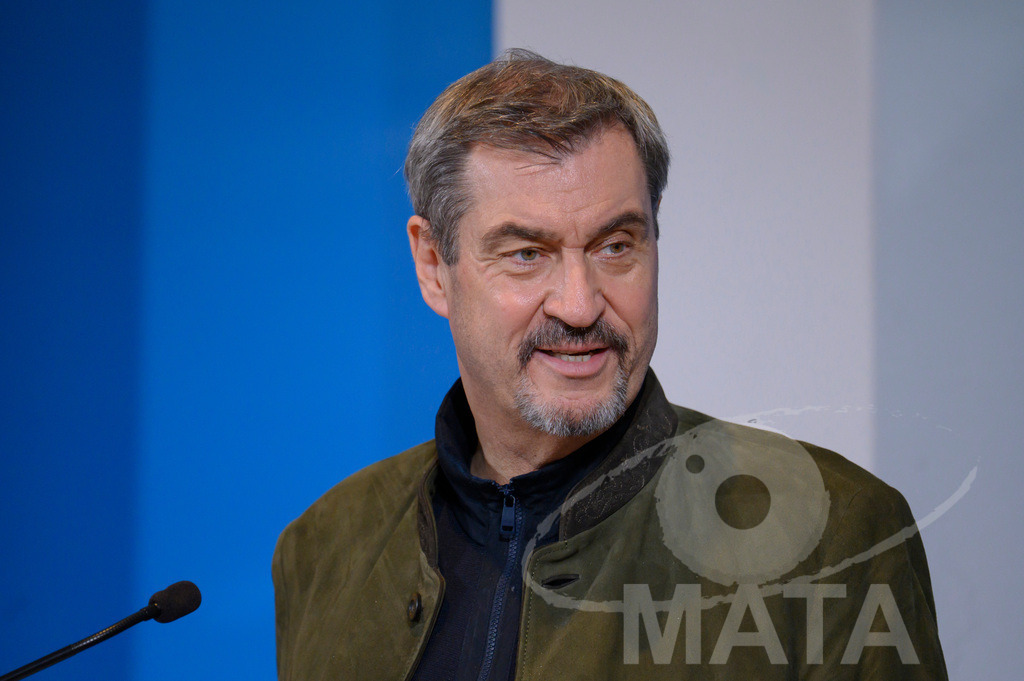 _DWI7692 | Bayerns Ministerpräsident Markus Söder (CSU) bei einer Pressekonferenz im Lokschuppen. Rosenheim, 02.12.2025 Bayern Deutschland - Realisiert mit Pictrs.com