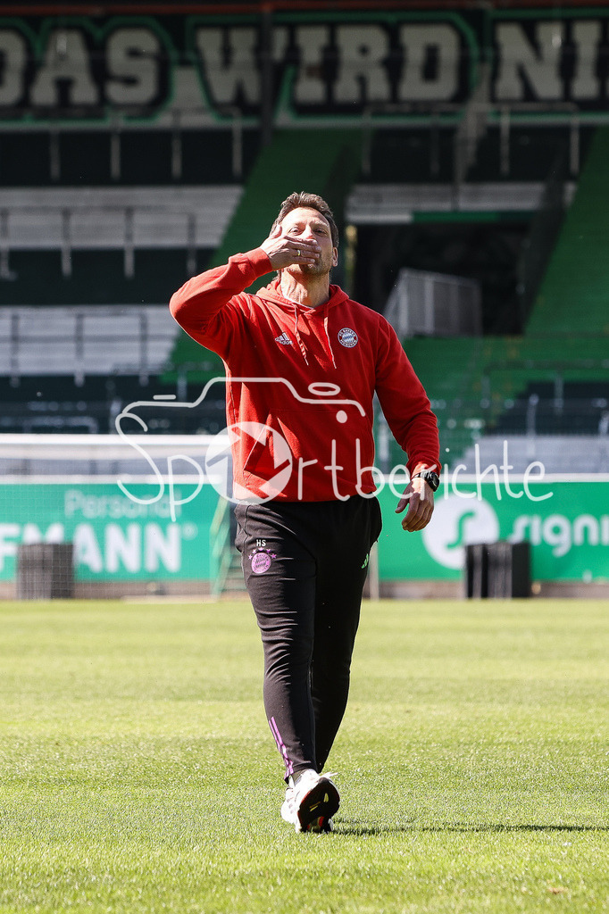 SpVgg Greuther Fürth II - FC Bayern Amateure | FC Bayern Amateure Trainer Holger SEITZ bedankt sich bei den mitgereisten Fans nach dem Auswaertssieg in Fuerth / kuesschen fuer die Fans