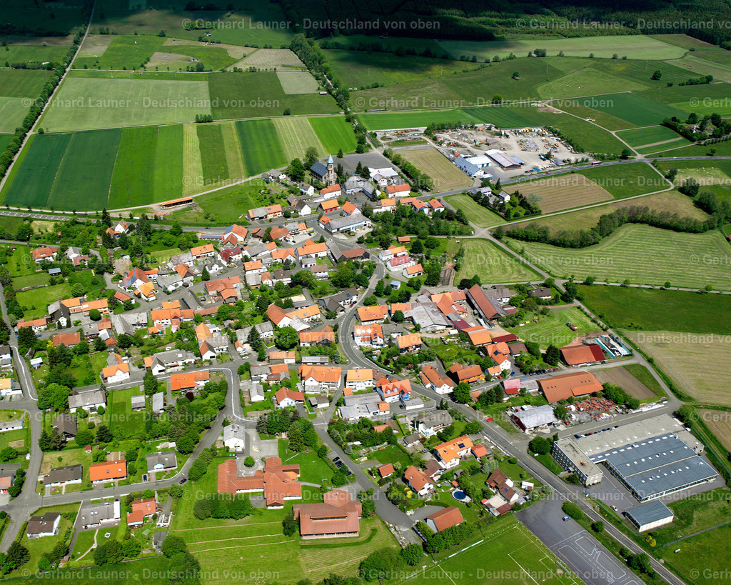 2614042 | ENGELROD 09.06.2006 Landwirtschaftliche Nutzflächen und Feldgrenzen  umsäumen das Siedlungsgebiet des Dorfes in Engelrod im Bundesland Hessen, Deutschland // Agricultural land and field boundaries surround the settlement area of the village  in Engelrod in the state Hesse, Germany Foto: Gerhard Launer