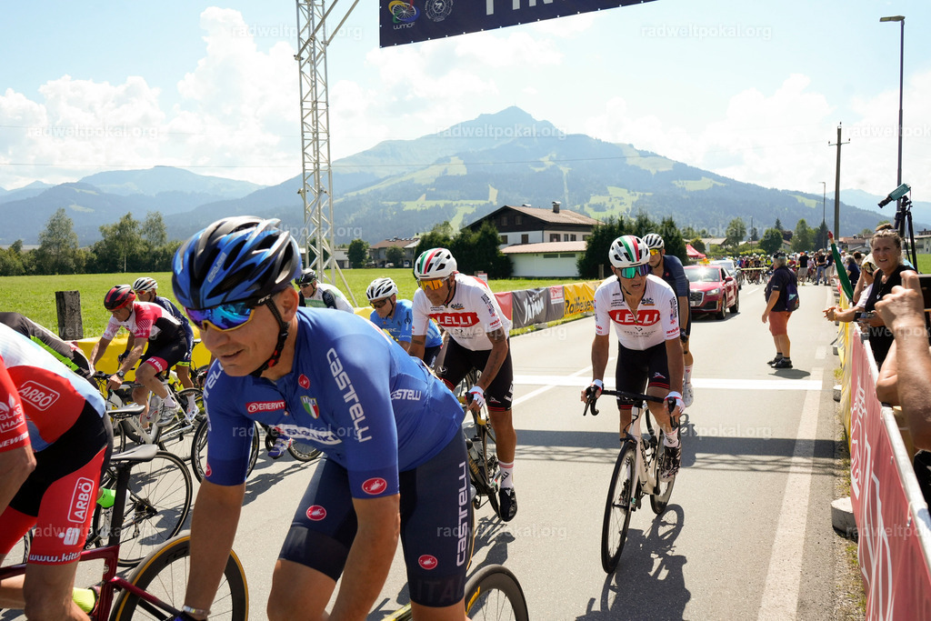 410_20230817_Bewerb_Maenner_Muehlanger | AUT - OESTERREICH, 2023-08-16: SPORT RENNRAD-FAHREN - 55. INTERNATIONALER RADWELTPOKAL IN ST. JOHANN IN TIROL  - Vintage-Radrennen mit WM-Bronze-Medaillen-Siegerin Christina Schweinberger, den Teilnehmer und Alexander Baumann (vom Orginastions-Team) - TAG 2 BEWERB MAENNER IN SECHS GRUPPEN  ; Foto: Roland Muehlanger