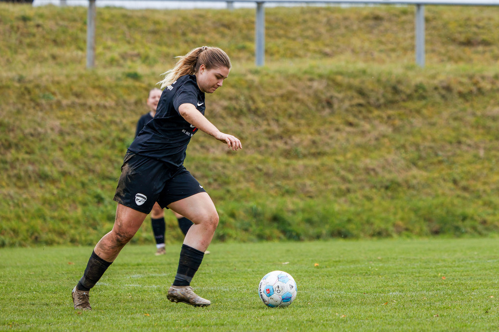 HOHFCH_251109_8620 | 1.FC Heidenheim 1846 II vs. GAST, Fußball, Frauen, Bezirksliga, 2025/2026, X. Spieltag, 03.10.2025 in Heidenheim, Kunstrasen b. Voith-Arena West(Foto: Michael Bulling) - Realisiert mit Pictrs.com