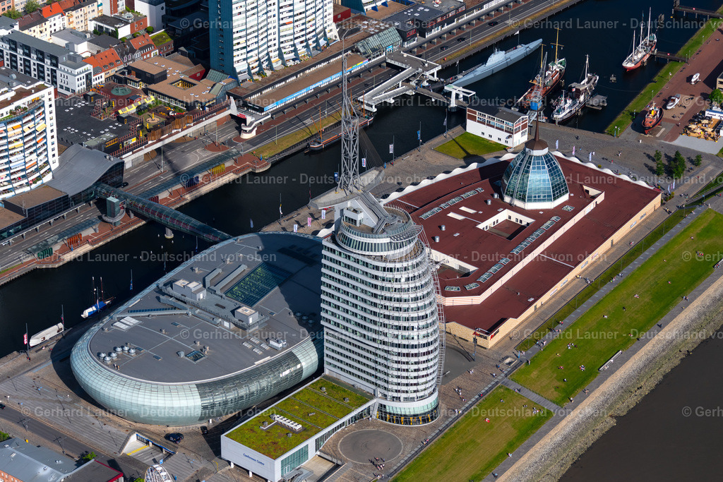4030271 | BREMERHAVEN 01.06.2020 Hochhaus- Gebäude der Hotelanlage " Atlantic Hotel Sail City " und Klimahaus an der Straße Am Längengrad in Bremerhaven im Bundesland Bremen, Deutschland. Weiterführende Informationen bei: ATLANTIC Hotels Management GmbH,  Klimahaus® Betriebsgesellschaft mbH. // High-rise building of the hotel complex " Atlantic Hotel Sail City " and Klimahaus on street Am Laengengrad in Bremerhaven in the state Bremen, Germany. Further information at: ATLANTIC Hotels Management GmbH,  KlimahausA? Betriebsgesellschaft mbH. Foto: Gerhard Launer