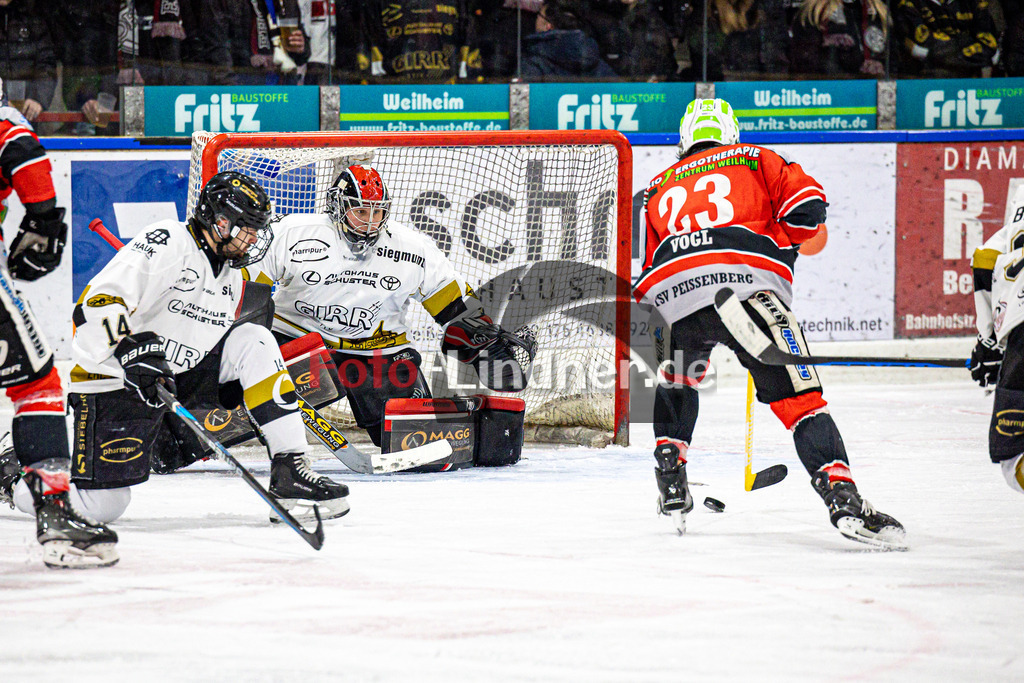 TSV Peißenberg MINERS gegen EHC Königsbrunn PINGUINE | Eishockey Bayernliga Herren Playoffs Viertelfinale 2024/25 - Spiel 6 von 7, TSV Peißenberg MINERS gegen EHC Königsbrunn PINGUINE, 20250221,Torchance Dejan VOGL (MINERS 23),2025-02-21 in Peißenberg (Eisstadion Peißenberg)Dejan VOGL (MINERS 23), Stefan VAJS (EHC Goalie 32)Copyright: WolfgangxLindner foto-lindner.de
