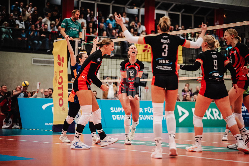 Volleyball | Frauen | Saison 2025/2026 | Volleyball Bundesliga | ETV Hamburger Volksbank Volleys vs. Ladies in Black Aachen | 29.10.2025 | ETV jubelt, v.l. Jana-Marie Meiser (#1, ETV Hamburger Volksbank Volleys), Svea Frobel (#11, ETV Hamburger Volksbank Volleys), Hannah Ammerman (#12, ETV Hamburger Volksbank Volleys), Lina Köster (#3, ETV Hamburger Volksbank Volleys), Luise Klein (#9, ETV Hamburger Volksbank Volleys) und Anna Hartig (#5, ETV Hamburger Volksbank Volleys)