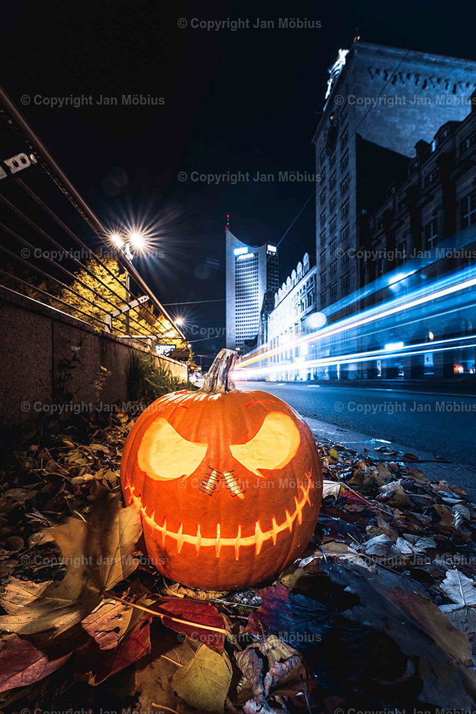 Halloween | Halloween in Leipzig bietet Gruselspaß für Groß &amp; Klein – mit Partys, Kürbissen, Kostümen, Gruseltouren und schaurig-schönen Events in der ganzen Stadt. - Realisiert mit Pictrs.com
