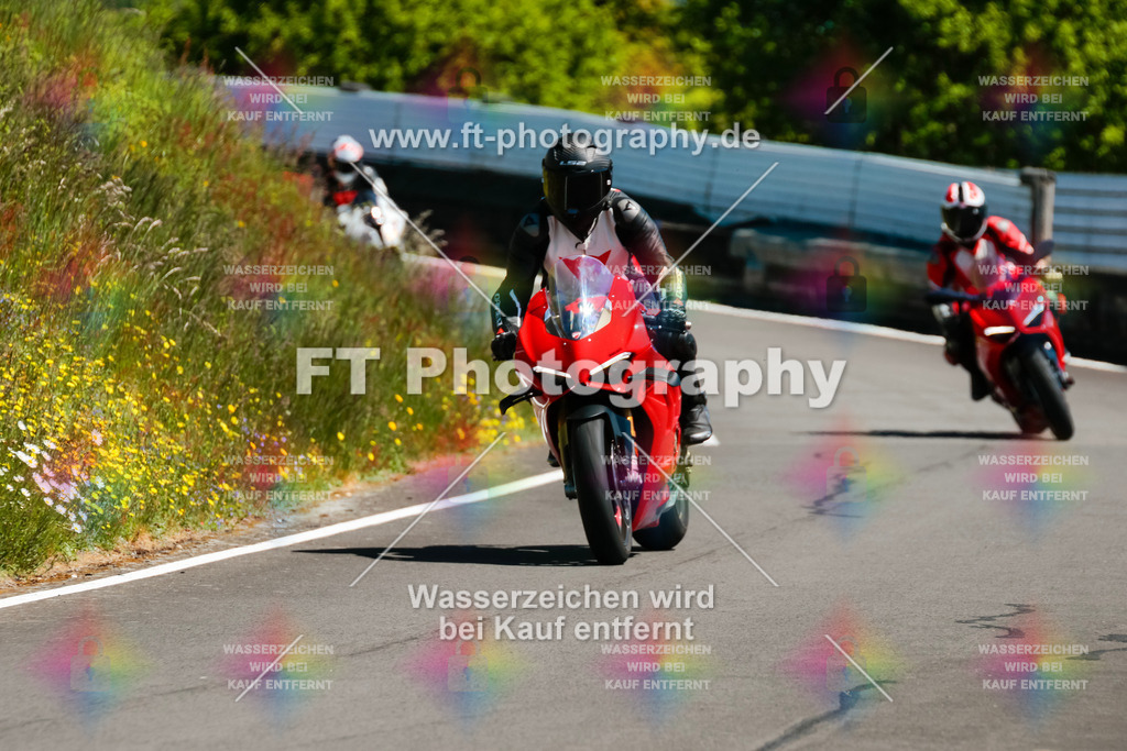 Moto-TeamOBK-22020 | Hier findet Ihr Bilder von Touristenfahrten auf der Nürburgring Nordschleife oder von anderen Veranstaltungen die ich besucht habe. Viel Spass beim Durch Schauen 