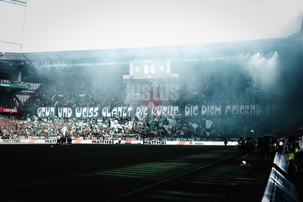 Fußball | Männer | Saison 2025/2026 | 1. Fußball-Bundesliga | 6. Spieltag | SV Werder Bremen vs. FC St. Pauli | 04.10.2025 | Fankurve der Bremen Fans beim Einlauf mit einem Transparent Choreo Grün und Weiss Glänz Die Kurve Die Dich Feiernd Besingt