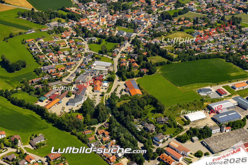 Aktuelles Luftbild von  Buchbach - Die Luftaufnahme wurde 2022 mittels UL-Flugzeug erstellt ( keine Drohne ) - hochauflösende Kamera-Systeme von  Canon -Beste Qualität - Für grossformatige Ausdrucke geeignet. Die Geschenkidee !