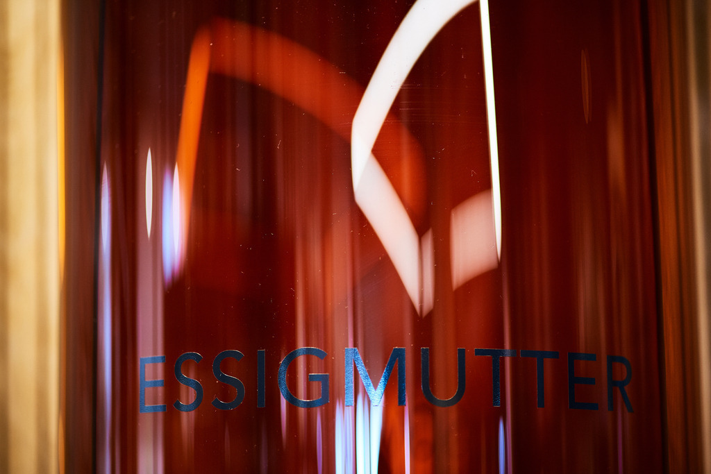 Glasbehälter Essigmutter | Riegersburg, Austria - September 12, 2018: Gölles Manufaktur; Glasbehälter Essigmutter. - Realisiert mit Pictrs.com