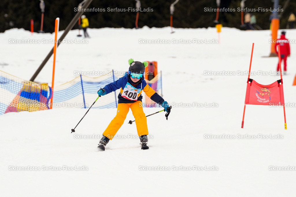 SRF_02.01.2026_0644 | Skirennfotos,Serfaus,Fiss,Ladis,Kinderskirennen,Winter,Tirol,Oberland,skirace,SFL,feelfree,weil wir's genießen,ski,Ski,skifahren,Sonnenplateau, - Realisiert mit Pictrs.com