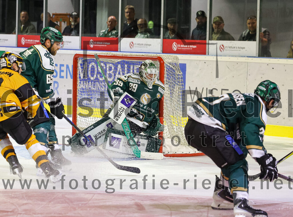 2025-08-22_148_TSV_Erding_gegen_EV_Fuessen | Erding, Deutschland, 22.08.2025:Eishockey, Oberliga Süd 2025 / 2026, Testspiel, TSV Erding gegen EV Füssen, Endergebnis: 1:4+e65+, Torwart Leon Meder (Erding Gladiators, #39), Mark Waldhausen (Erding Gladiators, #27)Foto: Christian Riedel / fotografie-riedel.net