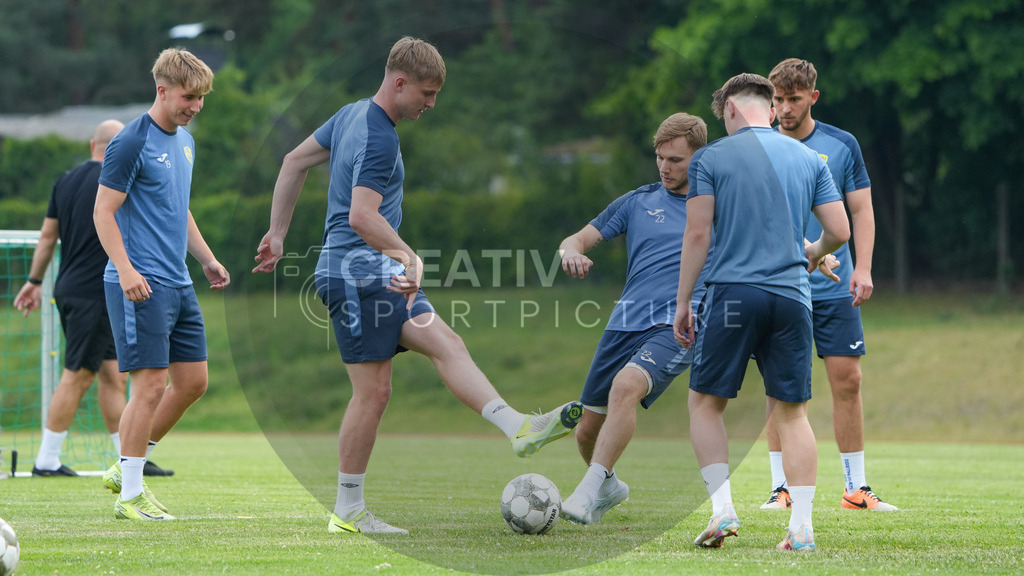 Fußball, Herren, Saison 2025/2026, Regionalliga Nordost, Trainingsauftakt des FSV 63 Luckenwalde am 18.06.2025 im Werner-Seelenbinder-Stadion, | Fußball, Herren, Saison 2025/2026, Regionalliga Nordost, Trainingsauftakt des FSV 63 Luckenwalde am 18.06.2025 im Werner-Seelenbinder-Stadion, Im Bild: Philipp Kühn (l.) und Fabio Schneider (r.) - Realisiert mit Pictrs.com