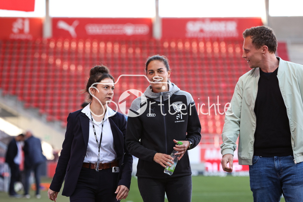 FC Ingolstadt - SV Waldhof Mannheim | v. l. Kristina RICHTER / FC Ingolstadt Trainerin Sabrina WITTMANN und Alexander KUEPPER