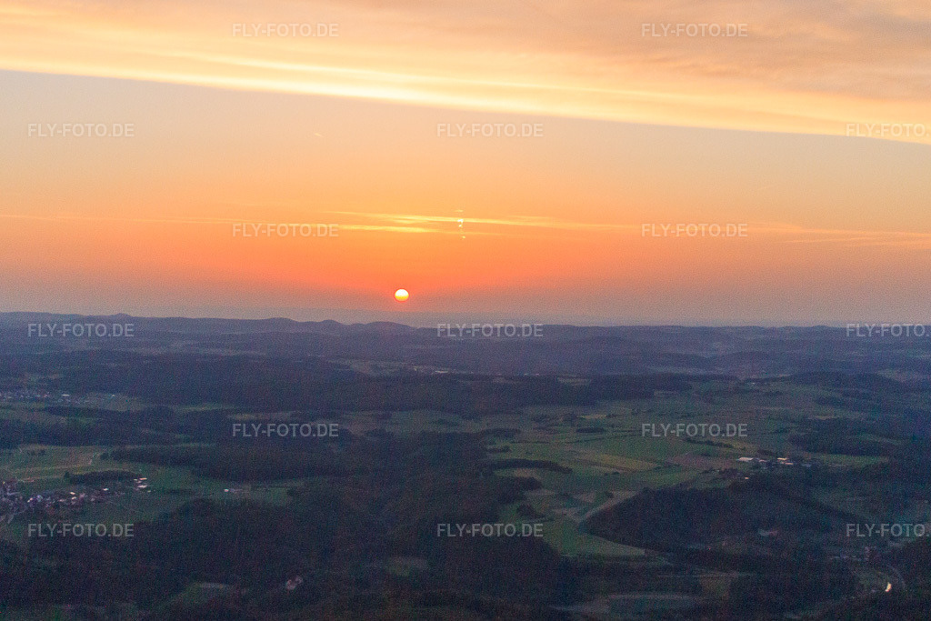 Luftbild: Sonnenuntergang färbt den Himmel überder Schwäbischen Alb rot orange in Hayingen im Bundesland Baden-Württemberg in Deutschland. Foto: IMG_67061.jpg vom 07.06.2014 durch Werner Riehm/FLY-FOTO.de