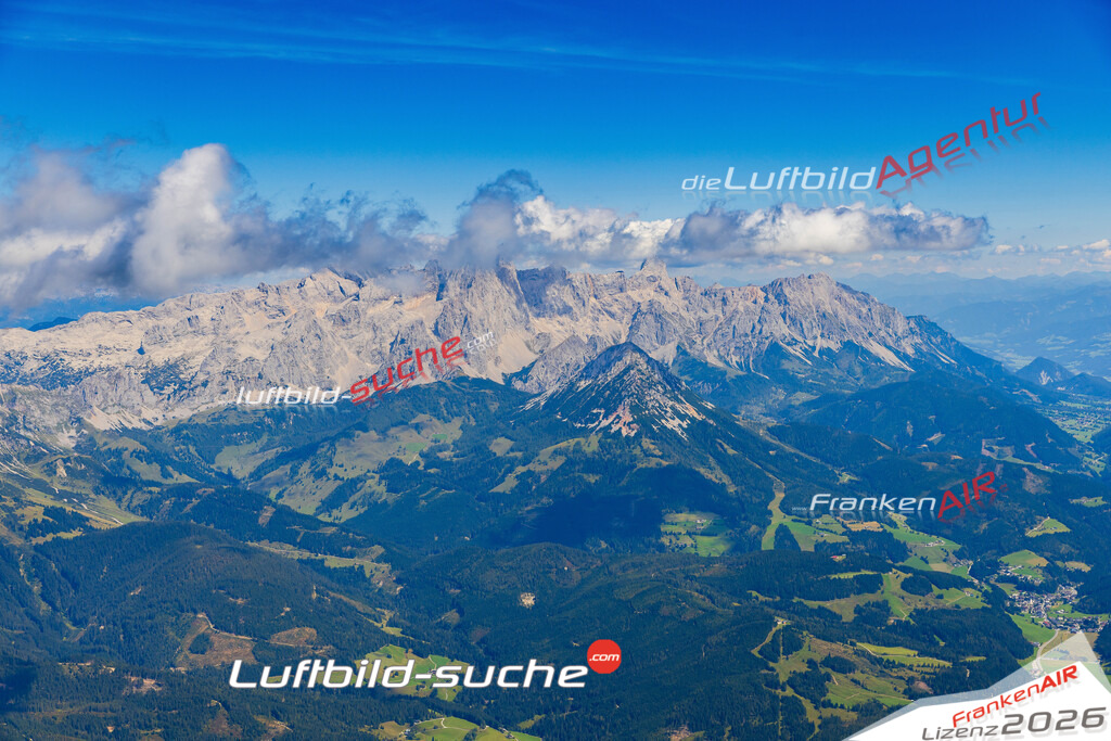 Luftaufnahme der Stadt Ramsau am Dachstein - Die Luftaufnahme wurde 2025 vom UL-Flugzeug heraus erstellt ( keine Drohne ) - Hochauflösende Luftaufnahme - für professionelle Ausdrucke geeignet. Die Geschenkidee !Mit Lizenz und Bildrechte bestellbar
