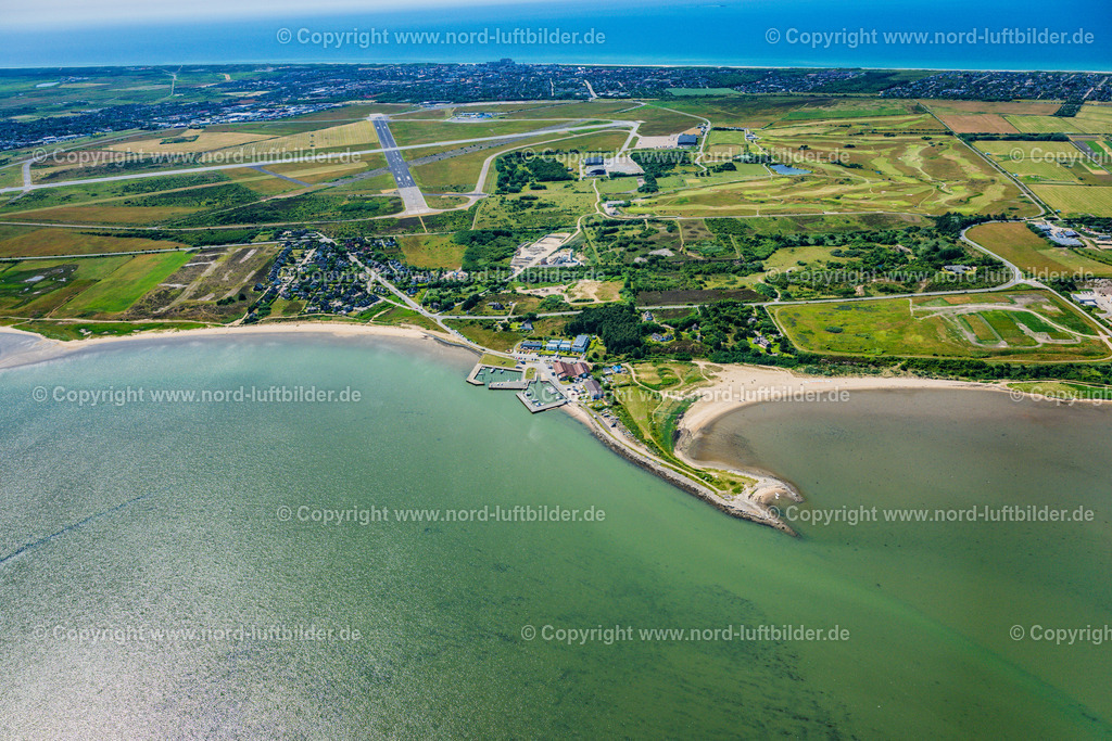 Sylt_Munkmarsch_ELS_6423210625 | MUNKMARSCH 21.06.2025 Yachthafen mit Sportboot- Anlegestellen und Bootsliegeplätzen am Uferbereich der Nordsee in Munkmarsch auf der Insel Sylt im Bundesland Schleswig-Holstein, Deutschland. // Pleasure boat marina with docks and moorings on the shore area northern sea in Munkmarsch at the island Sylt in the state Schleswig-Holstein, Germany. Foto: Martin Elsen