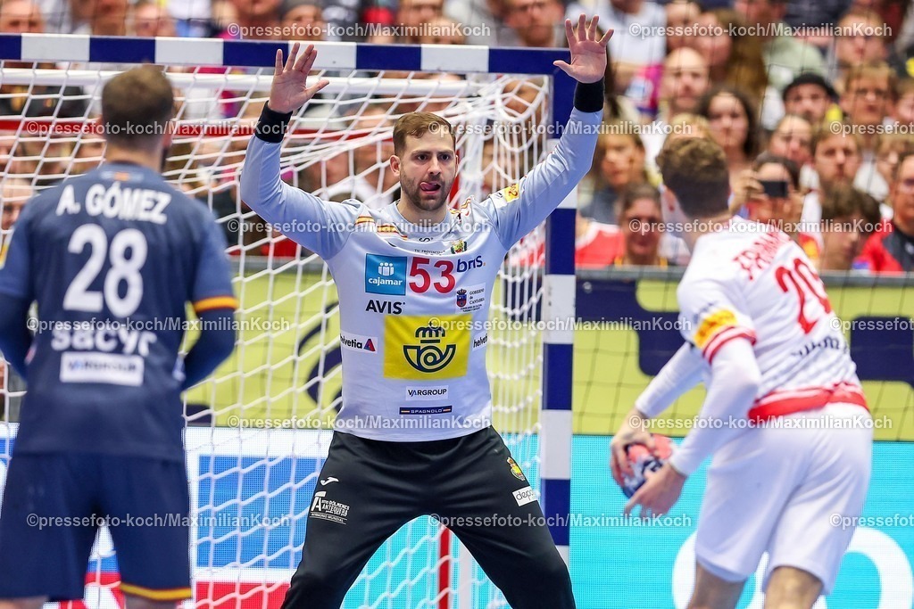 EHF17012601139 | 17.01.2026, Handball, Men's EHF EURO 2026, Österreich - Spanien, Jyske Bank Boxen in Herning, Dänemark, Preliminary Round:  Ignacio Biosca García (Espania #53) gegen  Sebastian Frimmel (Austria #20) 