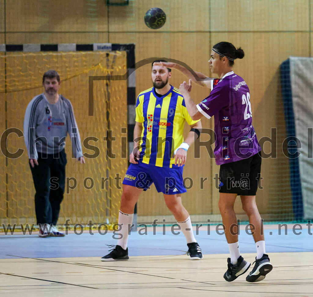 2023-03-11_026_SpVgg_Altenerding_gegen_SSG_Metten | Erding, Deutschland, 11.03.2023:
Handball, Bezirksoberliga Männer 2022 / 2023, 17. Spieltag, SpVgg Altenerding gegen SSG Metten, Endergebnis: 26:22

Jakub Rezabek (SSG Metten, #9), Luis Leitner (SpVgg Altenerding, #26)

Foto: Christian Riedel / fotografie-riedel.net