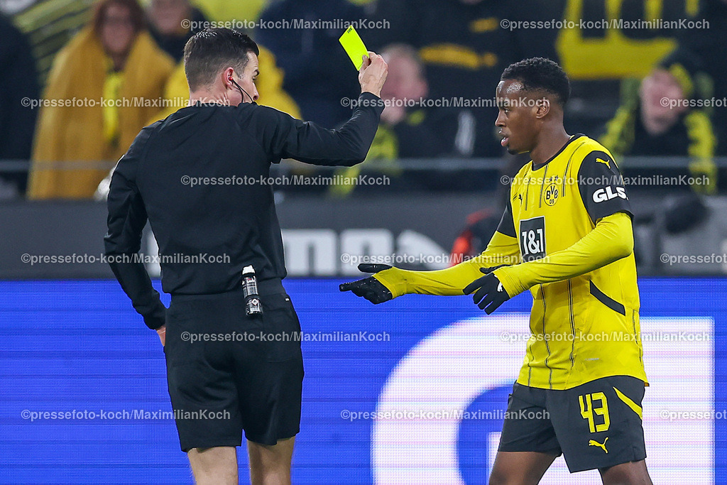 BVB15122402253 | 15.12.2024, Fußball, Borussia Dortmund - TSG 1899 Hoffenheim, 1. Fußball Bundesliga, 14. Spieltag, Signal Iduna Park, Saison 2024 2025: Gelbe Karte Jamie Gittens (BVB #43)DFB regulations prohibit any use of photographs as image sequences and or quasi-video.