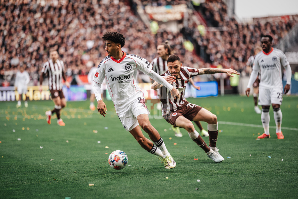 Fußball | Männer | Saison 2025/2026  | Fußball-Bundesliga | 25. Spieltag | FC St. Pauli vs. Eintracht Frankfurt | 08.03.2026 | v.l. Nathaniel Brown (#21, Eintracht Frankfurt) gegen Mathias Pereira Lage (#28, FC St. Pauli)