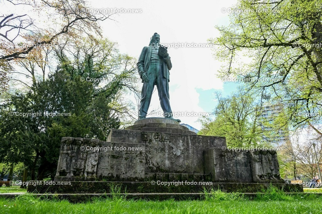 Franz Stelzhammer (Denkmal des oesterr. Dichters und Texter der Ooe Landeshymne) im Volksgarten Linz_ 26.04.2023-3 | 26.04.2023, Linz, AUT, Volksgarten Linz, im Bild Franz Stelzhammer (Denkmal des oesterr. Dichters und Texter der Ooe Landeshymne) im Volksgarten Linz